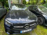une Mercedes Classe S garée à côté d'autres voitures dans un parking