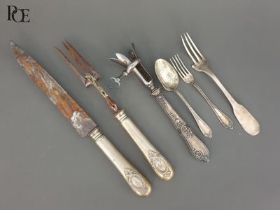 cinq fourchettes et un couteau sur une table