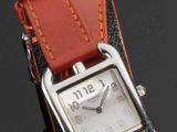 une montre posée sur une surface noire