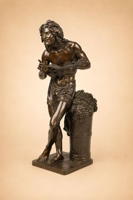 une statue en bronze représentant un homme tenant un seau de raisins
