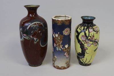 Lot de trois vases dont deux en bronze cloisonné à décor d'o…