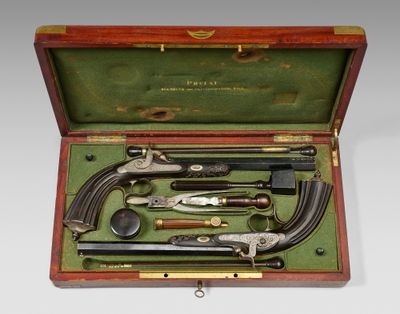 une mallette en bois contenant un ensemble d'outils