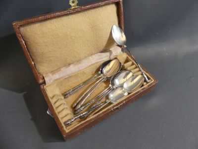 four spoons and two spoons in a case