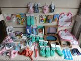 beaucoup d'articles pour bébés posés sur une étagère