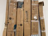boîtes empilées dans une pièce