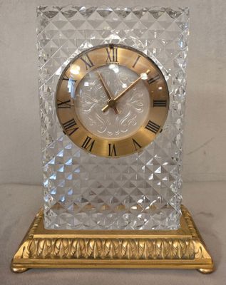 une horloge en verre posée sur une table