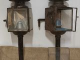 deux luminaires à l'ancienne exposés sur une table