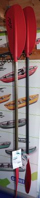 trois planches accrochées au mur d'un magasin de surf