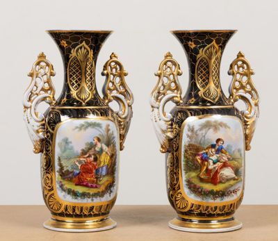 PARIS. Paire de vases balustres en porcelaine à décor polych…