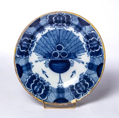 une assiette bleue et blanche ornée d'un motif en éventail