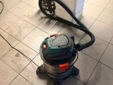 un aspirateur posé sur le sol de la pièce