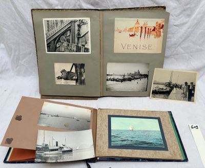 beaucoup de vieilles photos posées sur une table, à côté d'un livre ouvert