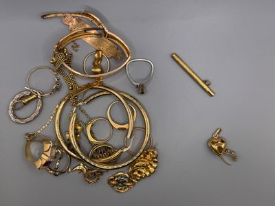 beaucoup de bijoux en or sur la table