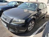 une voiture noire garée dans un parking à côté d'autres voitures