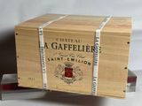 une boîte en bois avec une étiquette posée sur une table