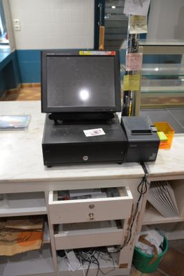 une photo d'une imprimante posée sur un bureau