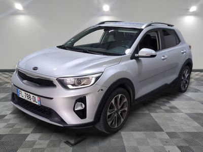 un SUV argenté garé sur un sol en damier dans un garage