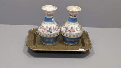 deux vases posés sur un plateau posé sur une table