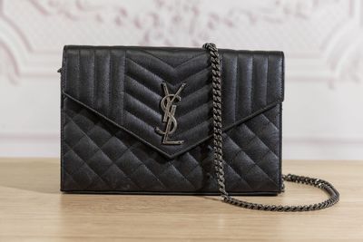 Pochette Saint Laurent en cuir matelassé noir avec bandoulière à chaîne