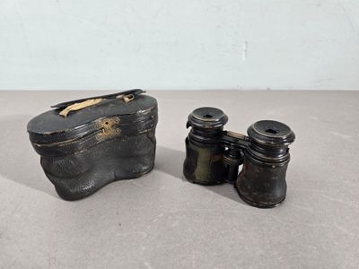 deux jumelles posées l'une à côté de l'autre sur une table