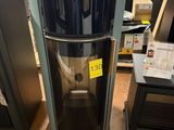 un distributeur d'eau noir et argenté au milieu d'un magasin