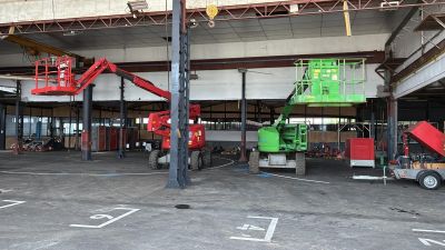 deux grues rouges et vertes dans un grand bâtiment