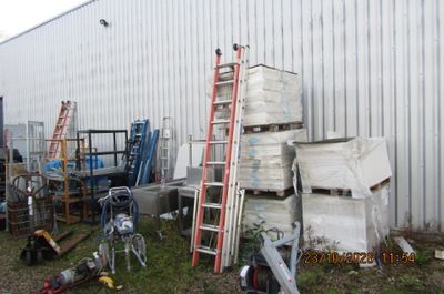 un tas de cartons et d'échelles devant un immeuble