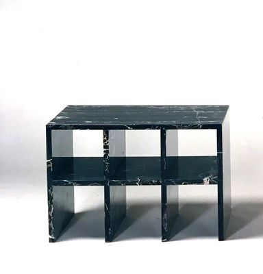une table noire surmontée d'une étagère en verre