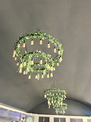 un lustre composé de fleurs suspendu au plafond