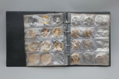 un livre dans lequel se trouvent plein de pièces de monnaie
