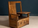 une chaise en bois munie d'un tiroir en dessous