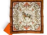 un gros plan d'un foulard carré orné d'un cheval