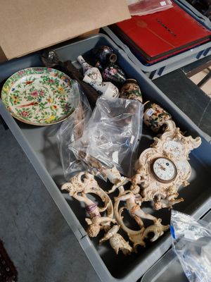 une boîte remplie d'objets assortis sur une table