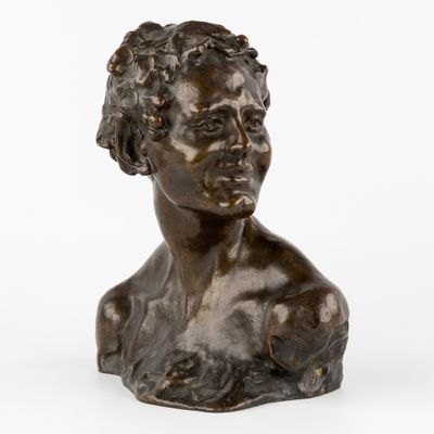 un buste en bronze représentant un homme aux cheveux bouclés