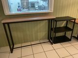 une photo d'une cuisine avec une table et une fenêtre