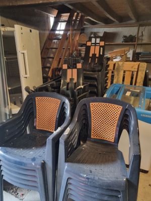 two plastic chairs that are sitting in a room