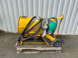 une machine jaune posée sur une palette