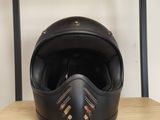un casque posé sur une étagère dans une pièce