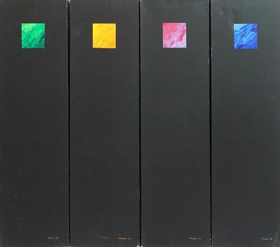 quatre livres noirs ornés de carrés colorés sont alignés en rangée
