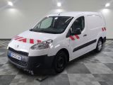 la camionnette blanche est garée sur un sol en damier dans le garage
