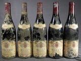 six bouteilles de vin sont alignées sur une table