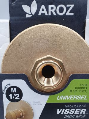 une image montrant un gros plan d'un disque métallique posé sur une surface blanche
