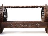 un banc en bois muni d'une poignée en bois