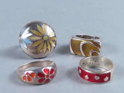 quatre bagues différentes et une bague ornée d'un motif floral