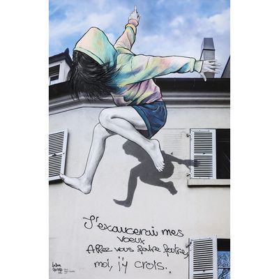 peinture représentant une jeune fille en train de sauter dans les airs, accrochée à un mur