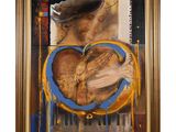 tableau représentant une femme tenant un poisson, dans un cadre en forme de cœur