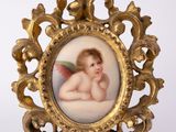 une image représentant une photo d'un bébé dans un cadre doré