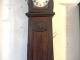 une horloge de parquet accrochée au mur