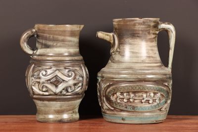 deux vases posés sur une table