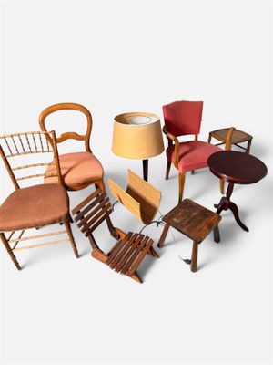plusieurs chaises et une table sur laquelle se trouve une lampe, le tout sur fond blanc